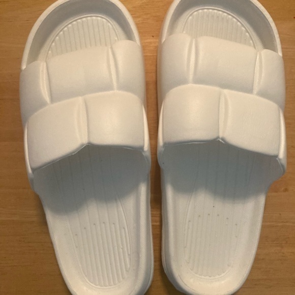 White slides approx size 6-7 - Picture 1 of 2